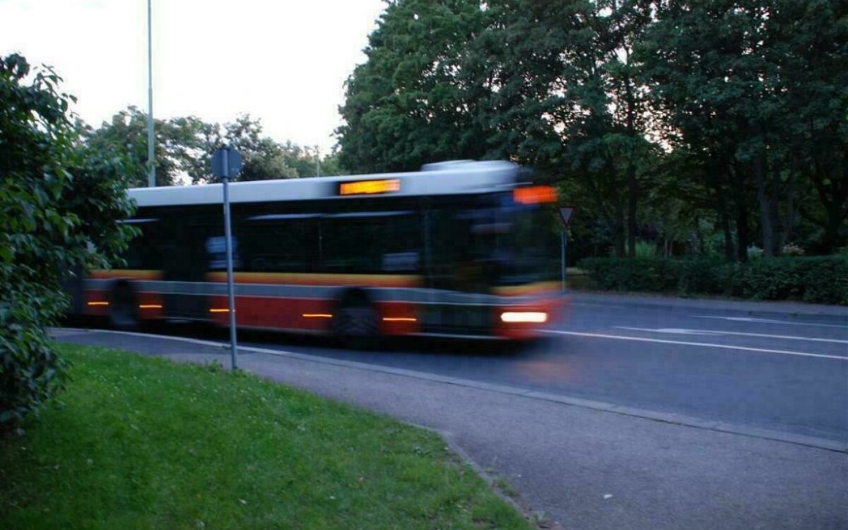 161281397716127561931608042582bus um die wecke biegend 2 foto fh 161281397716127561931608042582bus um die wecke biegend 2 foto fh